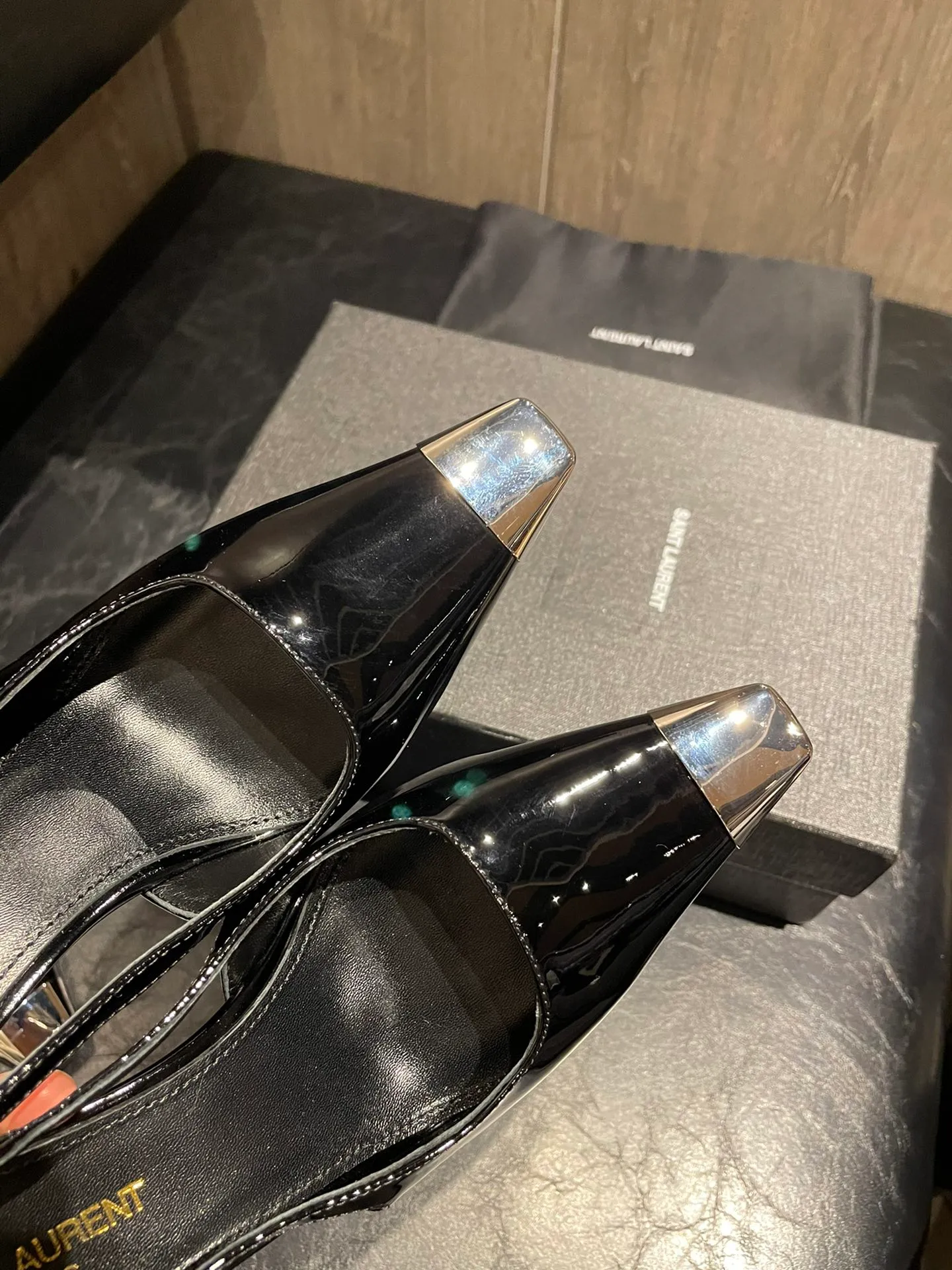 👟👟Ex-factory price 480👟👟 Women's Shoes Women's Clothes Women's Shoes Women's Clothes 22 Spring and Summer SAINT LAURENT [color] [Color] YSL Ves👟👟Ex-factory price 480, one of the goddess series, popular goddess high heels, [Firecracker] [Firecracker] new elements full of personality, small square toe metal toe caps in different colors, so beautiful! The perfect combination of fashionable style and cool [Fireworks][Fireworks], the shoe last shape is completely reproduced at 1:1. Fabric: imported black patent leather, black calfskin, two colors. Lining: imported sheepskin. Feet: imported sheepskin. Heel height: 6cm 9cm 35-39 (customized at 34.40.41)